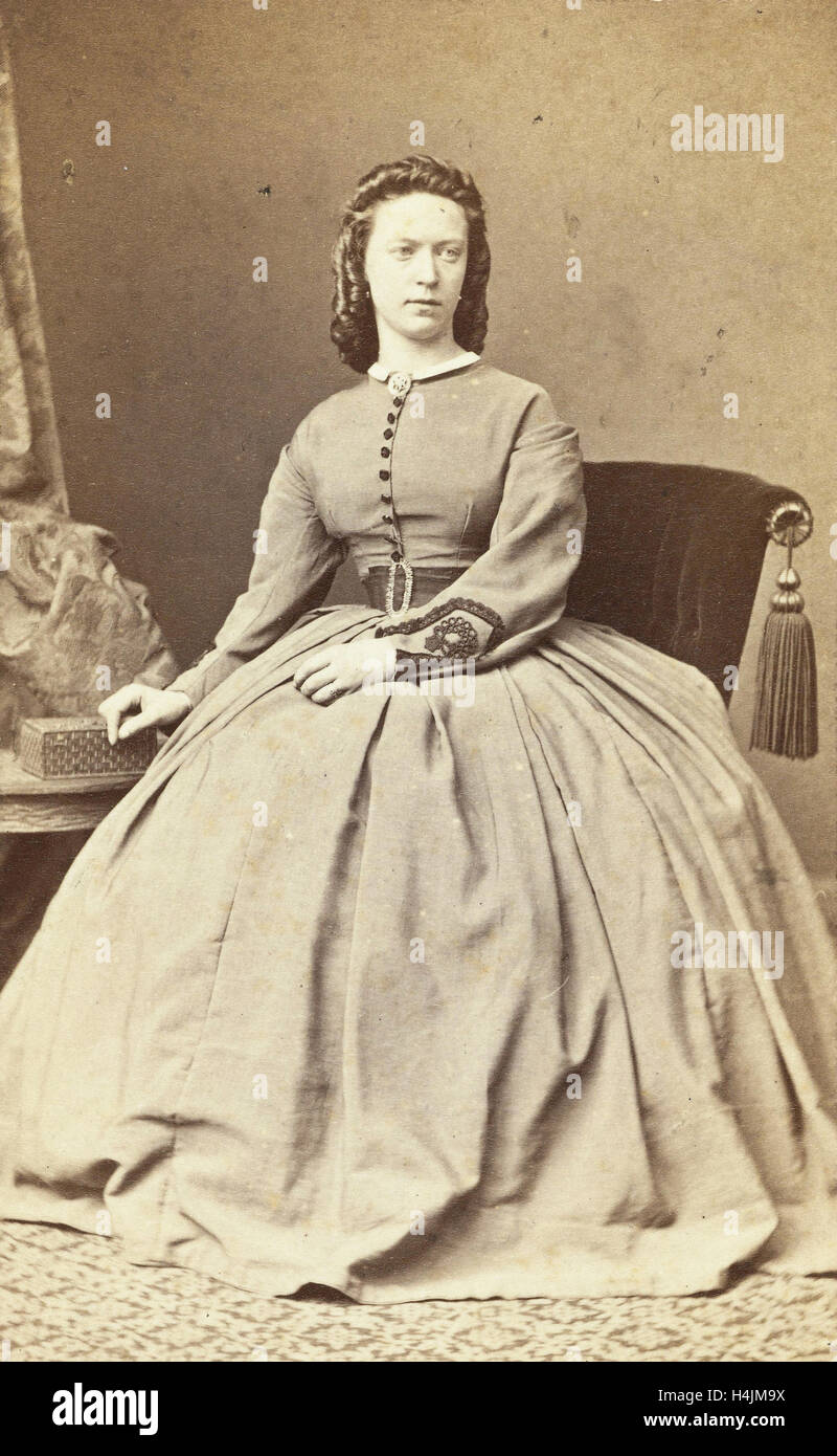 Porträt sitzende Frau, J. Baer, 1860-1920 Stockfoto