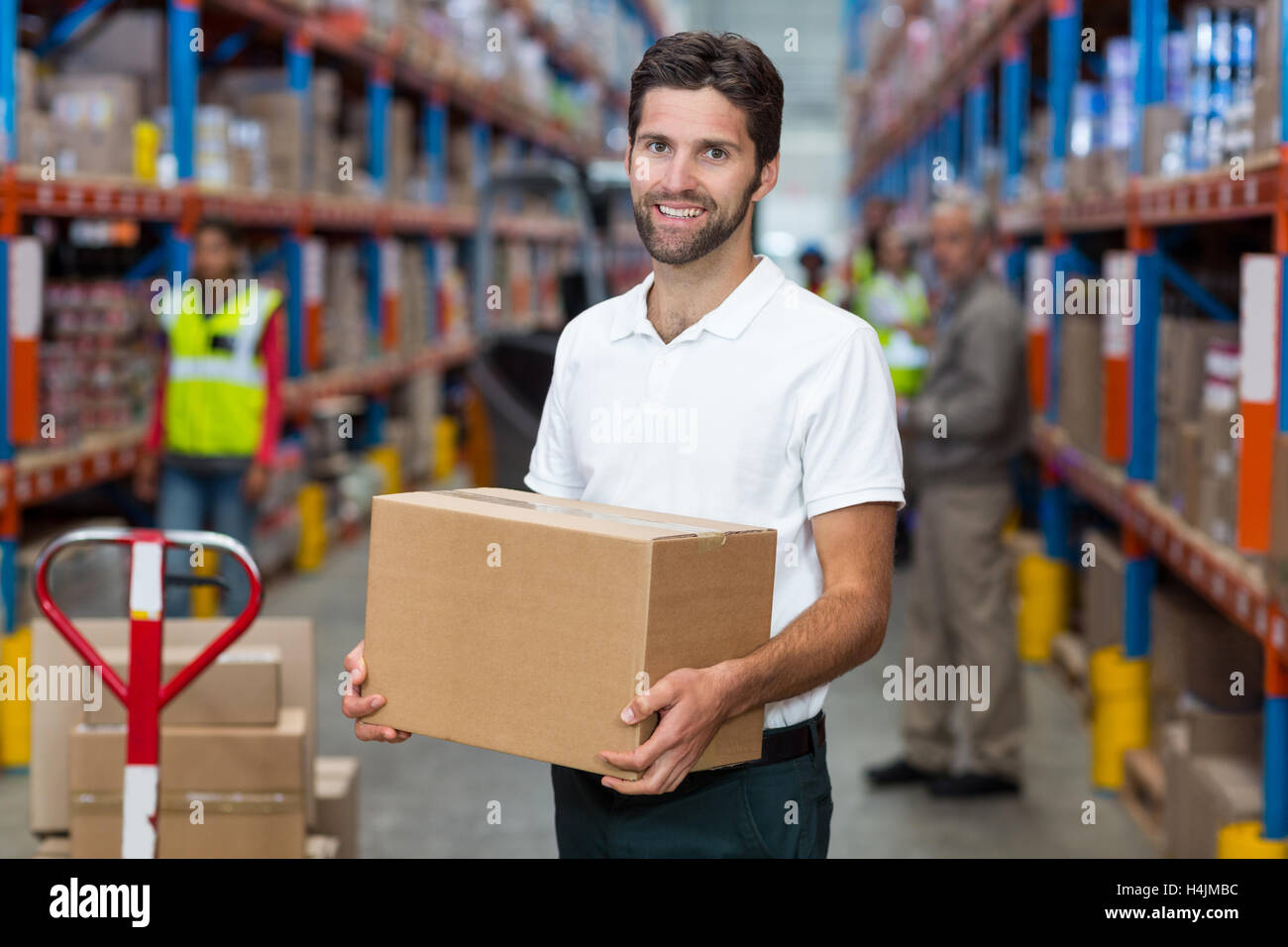 Männliche Arbeiter mit Karton Stockfoto