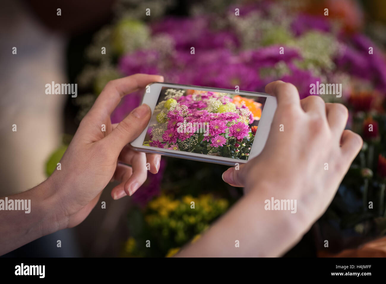 Frau Hand nehmen Foto von Blumenstrauß Stockfoto