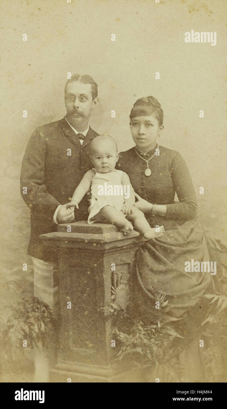 Studio-Porträt einer Familie, bestehend aus einem holländischen Mann, einer javanischen Frau und ein Baby, Woodbury & Seite, 1890-1915 Stockfoto