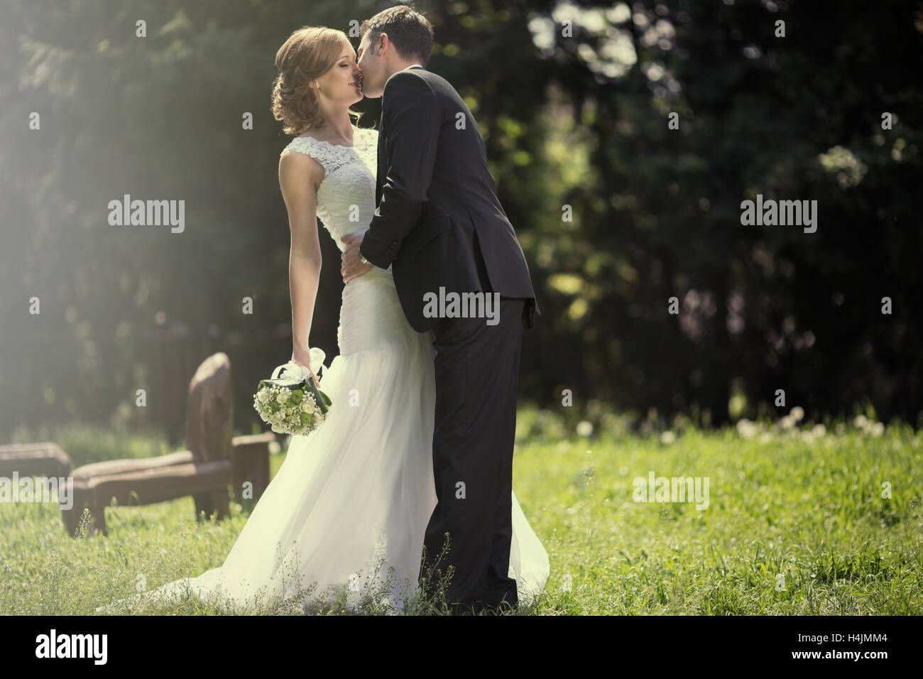 Schöne Braut und Bräutigam vor der Hochzeit Stockfoto