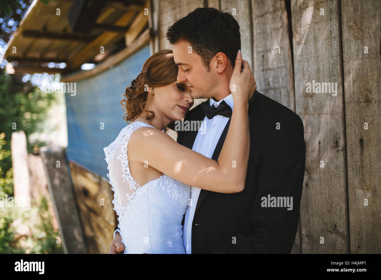 Schöne Braut und Bräutigam vor der Hochzeit Stockfoto