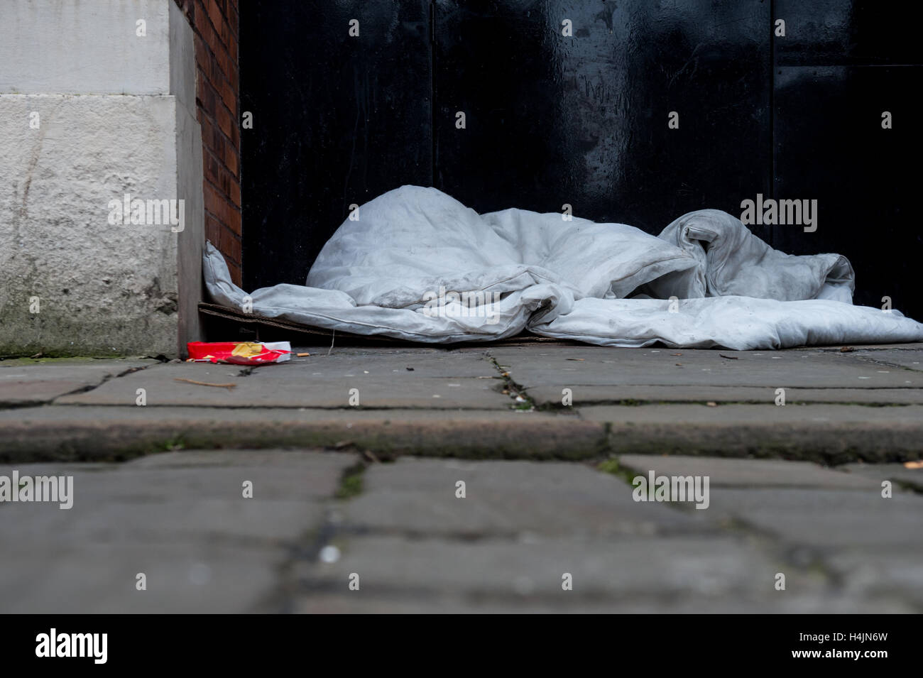 Die Sachen von groben Schläfer links in einem Hauseingang Stockfoto