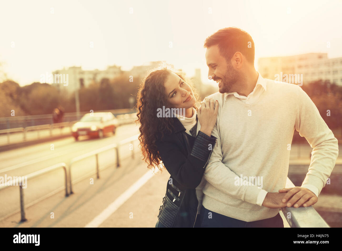 Schönes paar in Liebe umarmt in Stadt Stockfoto