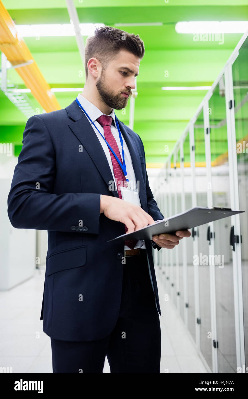 Techniker, die Zwischenablage betrachten Stockfoto