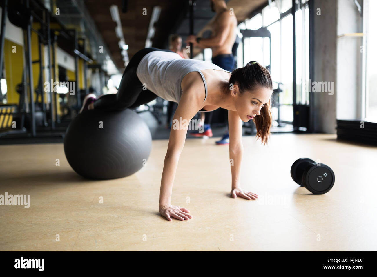 Sportliche Frau mit Ball im Fitness-Studio trainieren Stockfoto