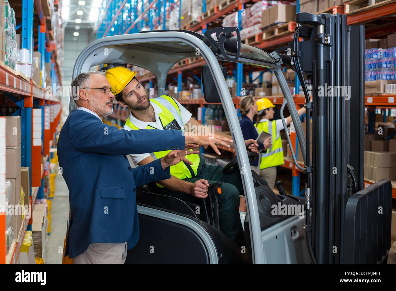 Lagerleiter, die Interaktion mit männlichen Arbeitnehmer Stockfoto