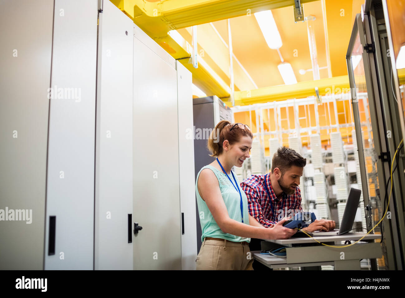 Techniker mit Laptop während der Analyse der server Stockfoto