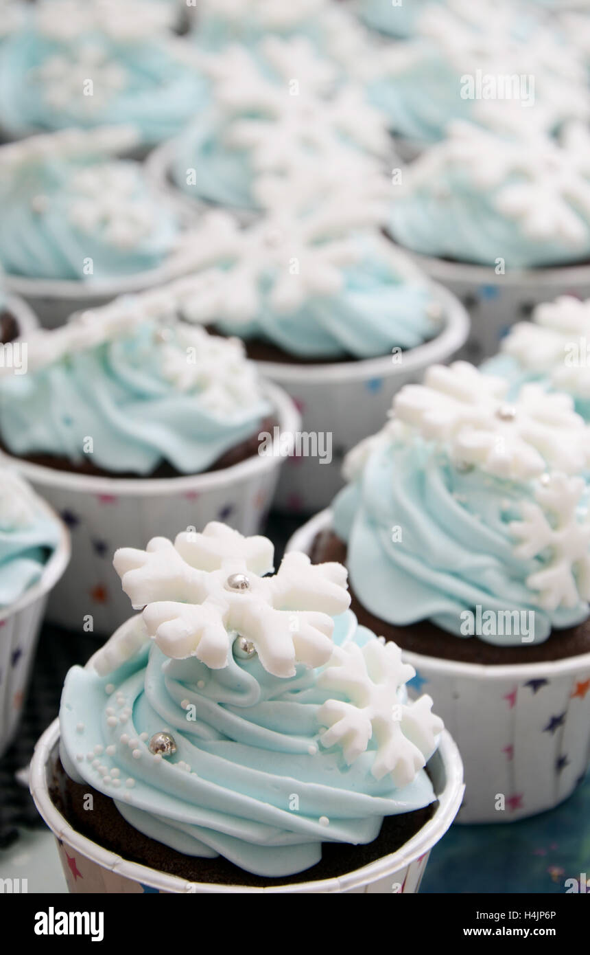 Cup Cakes mit Schneeflocken in der Farbe hellblau für eine feiert Geburtstagsparty Dekoration Stockfoto