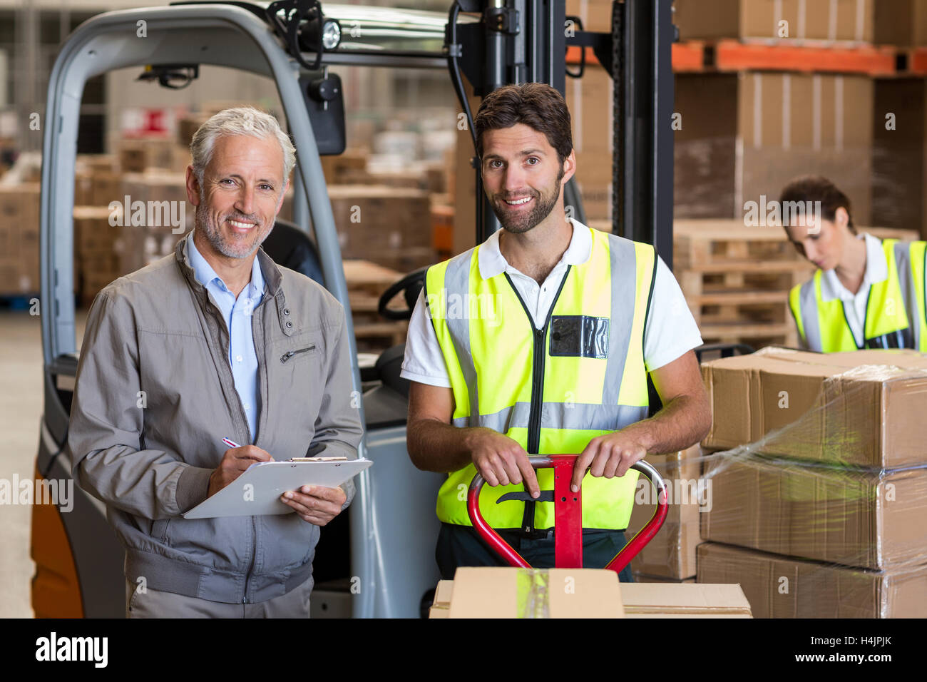 Porträt von Lagerleiter und Arbeitnehmern eine Versandvorbereitung Stockfoto