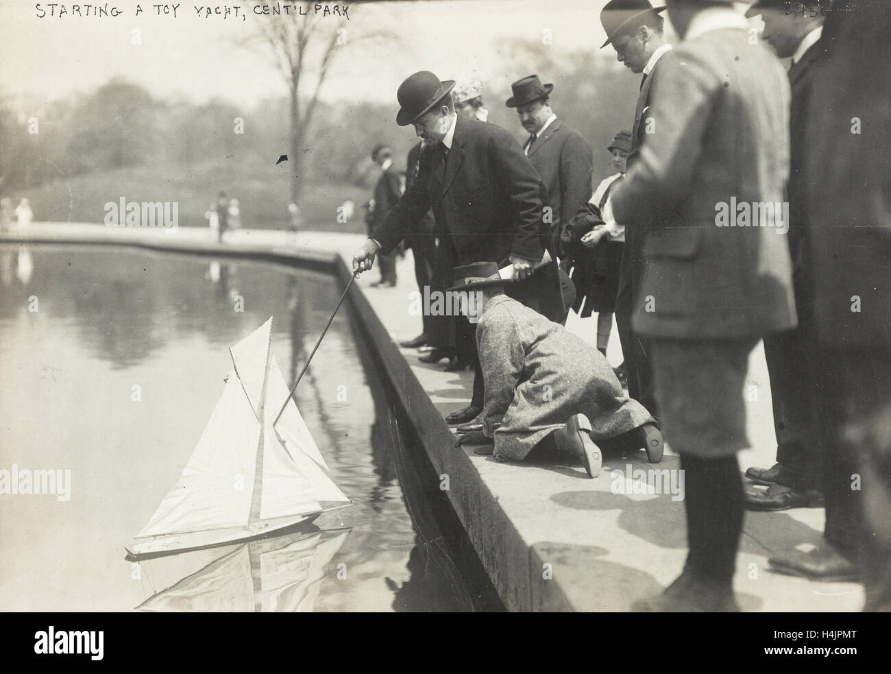 Spielzeugboot in einem Teich im Central Park, New York City, USA Stockfoto