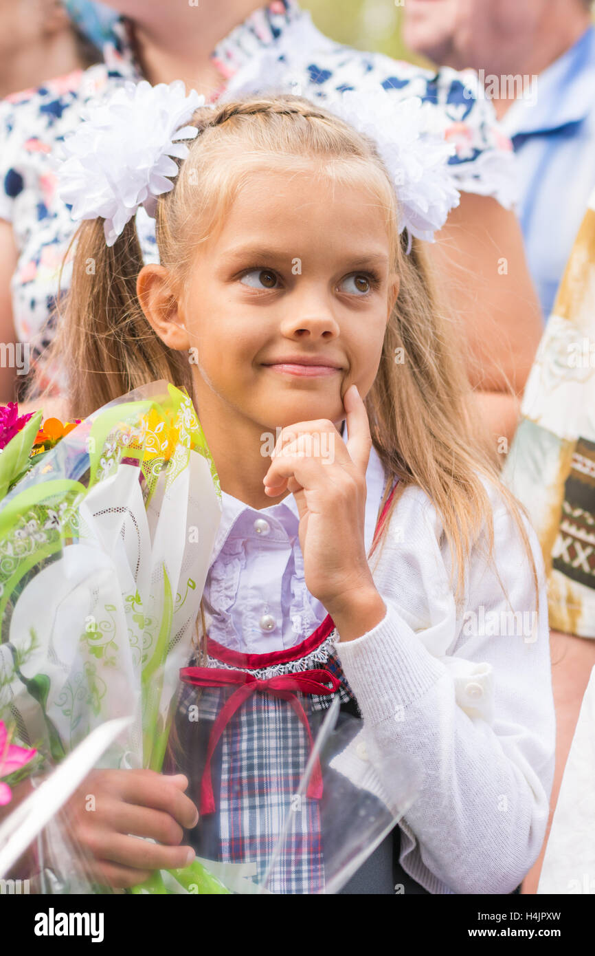 Erstklässler in der ersten Zeile des Denkens glücklich September Stockfoto