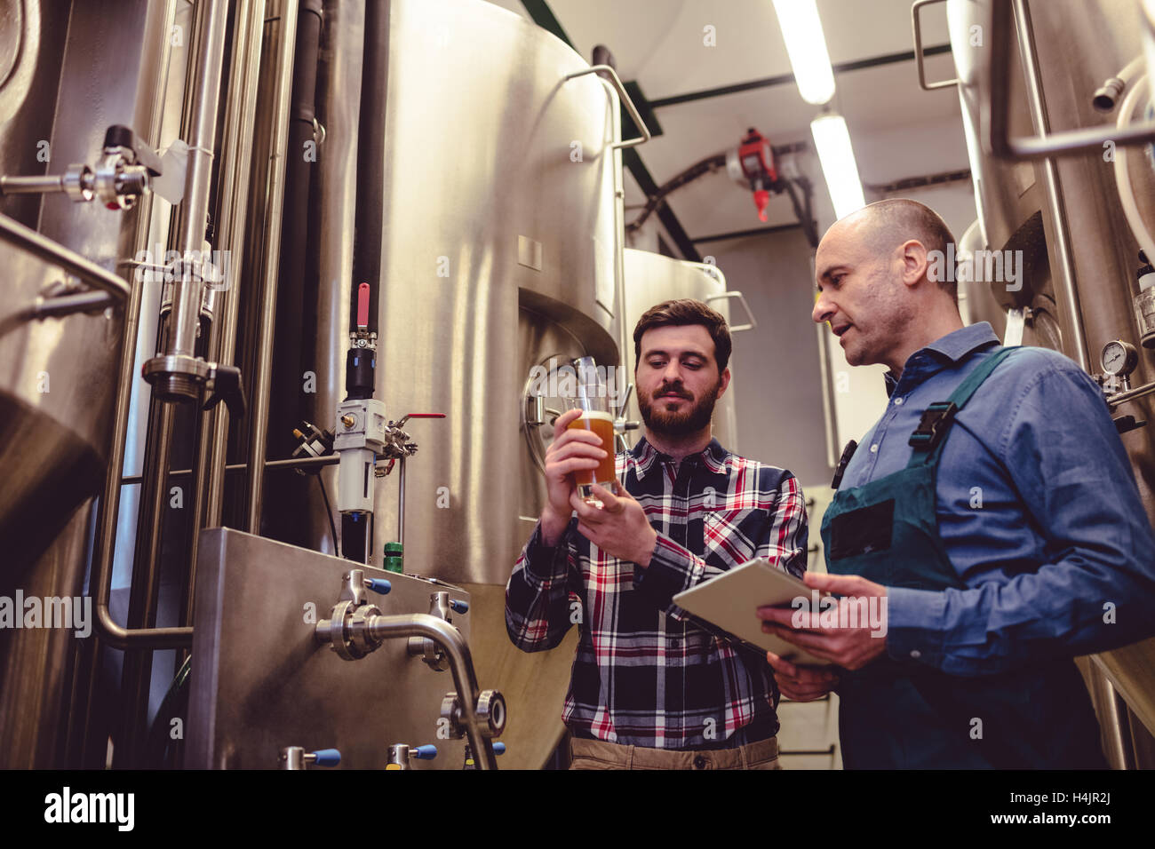 Eigentümer, die Inspektion Bier mit-Arbeiter in der Brauerei Stockfoto