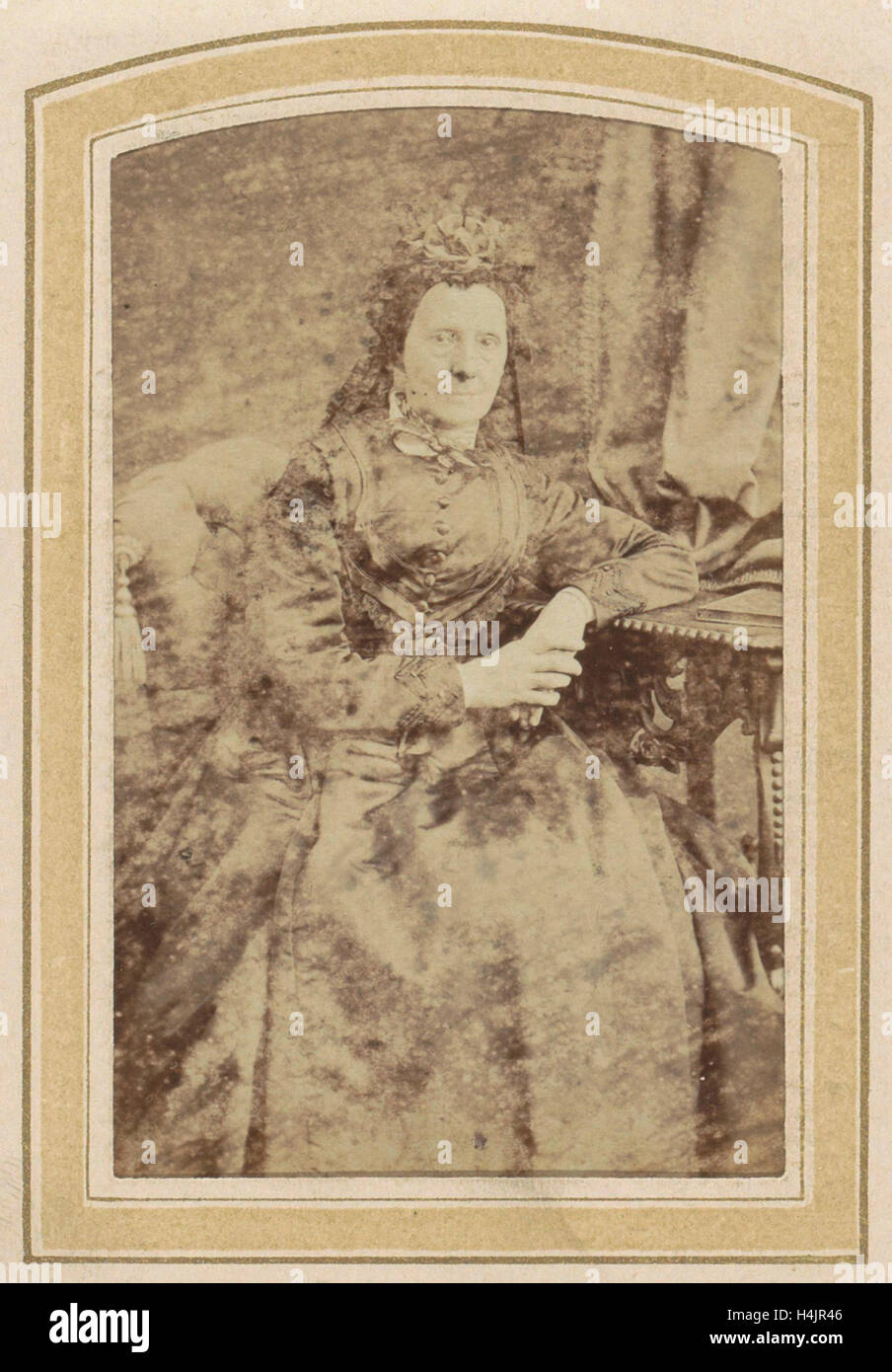 Porträt einer alten Frau in einem Kleid an einem Tisch, Albert Greiner, 1862 - um 1900 Stockfoto