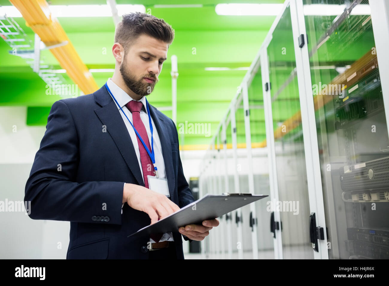 Techniker, die Zwischenablage betrachten Stockfoto