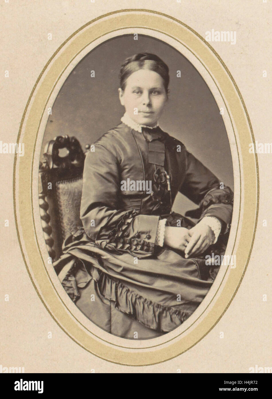 Porträt einer Frau mit einem Kleid und gebundener Schweif, A. Böeseken, 1865-1869 Stockfoto