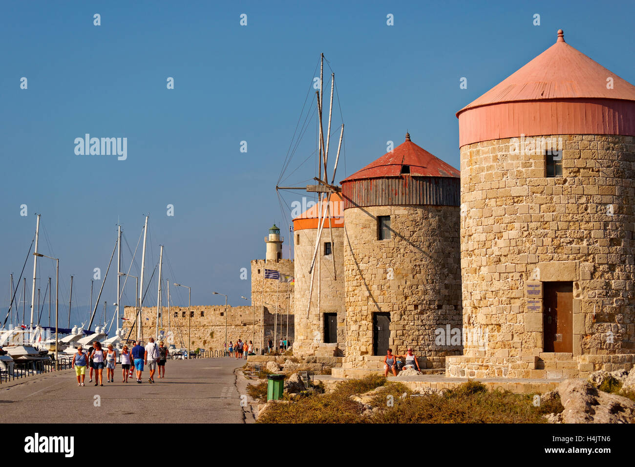 Alte Windmühlen am Hafen von Rhodos Stadt, Rhodos, Dodekanes Insel Gruppe, Griechenland. Stockfoto