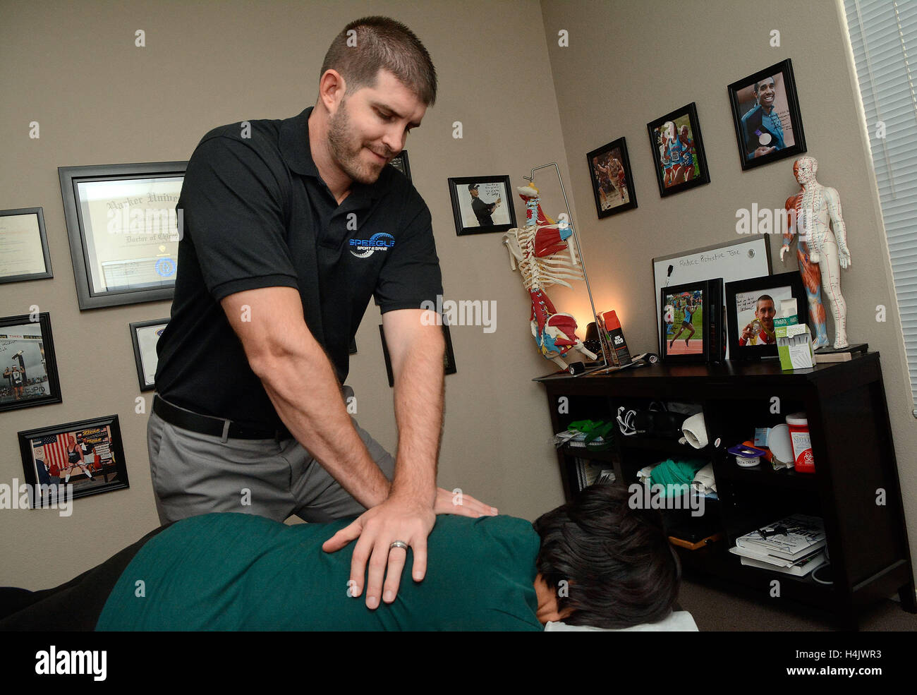 Albuquerque, NM, USA. 11. Oktober 2016. Ehemalige La Cueva, Lobo Fußball und Cleveland Brown Fußball jetzt hat eine Chiropraktiker-Praxis in Albuquerque. Dienstag, 11. Oktober 2016. © Jim Thompson/Albuquerque Journal/ZUMA Draht/Alamy Live-Nachrichten Stockfoto