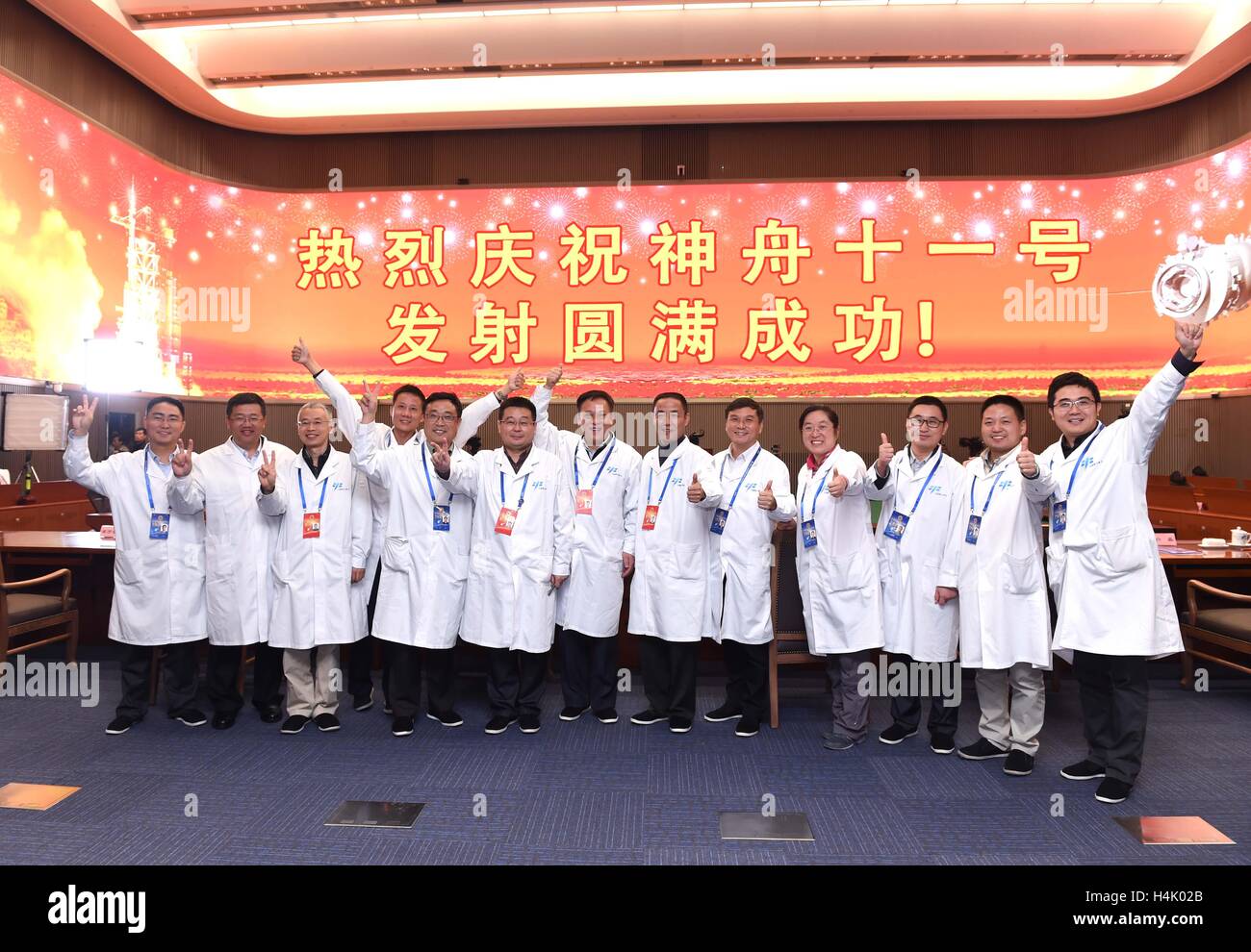Peking, China. 17. Oktober 2016. Mitarbeiter feiern in der Befehl Mitte Chinas bemannte Raumfahrtprogramm in Peking, Hauptstadt von China, 17. Oktober 2016. China am Montag startete erfolgreich die bemanntes Raumschiff Shenzhou-11 um den Jiuquan Satellite Launch Center im Nordwesten Chinas Wüste Gobi bei 07:30 Beijing Zeit Montag auf einem langen März-2F Y11-Trägerrakete. Bildnachweis: Rao Aimin/Xinhua/Alamy Live-Nachrichten Stockfoto