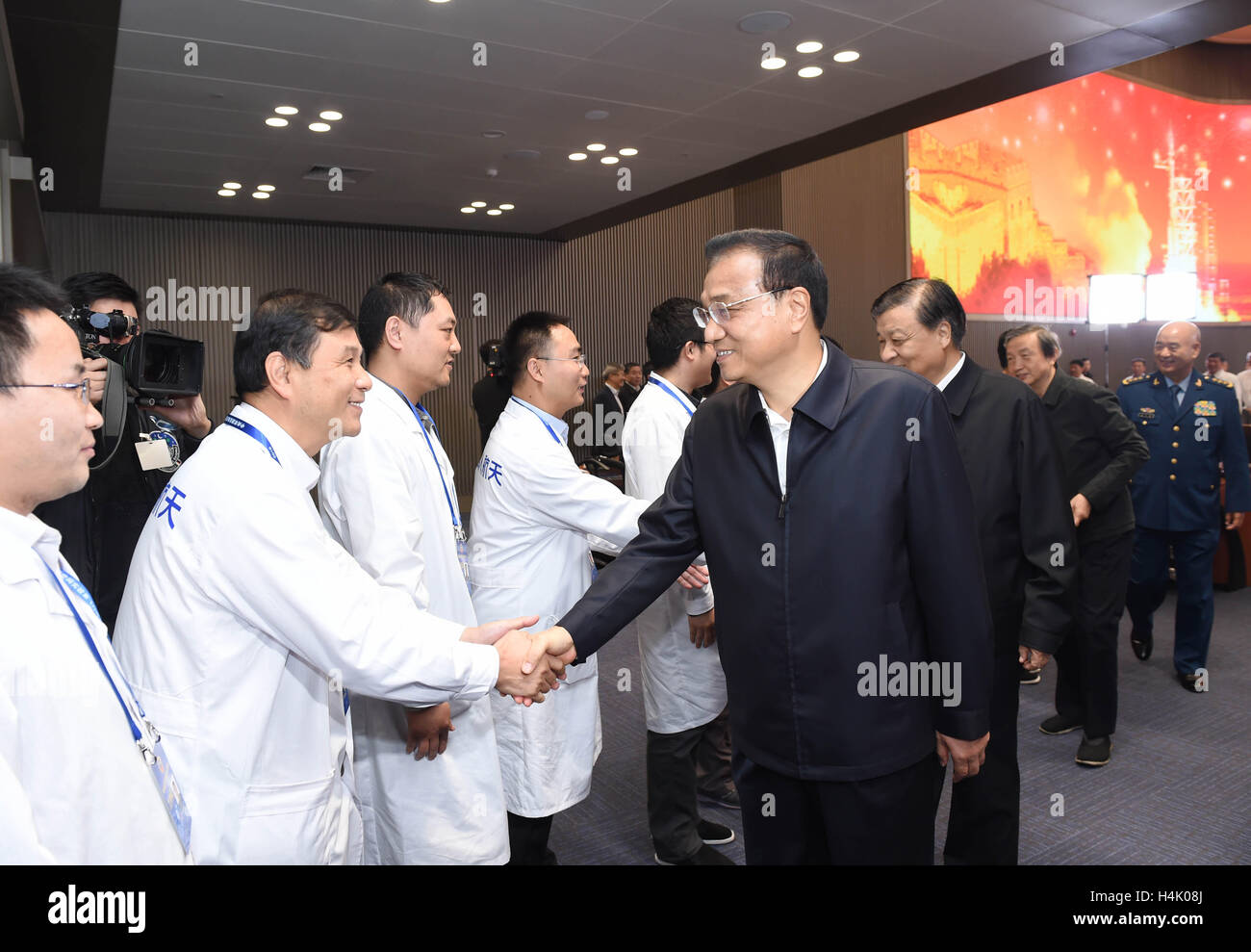 Peking, China. 17. Oktober 2016. Der chinesische Ministerpräsident Li Keqiang (4. R) und Liu Yunshan (3. R), beide Mitglieder des ständigen Ausschusses des Politbüros des Zentralkomitees der kommunistischen Partei von China (CPC), Hände schütteln mit Mitarbeitern nach dem erfolgreichen Start der bemanntes Raumschiff Shenzhou-11 in der Befehl Mitte Chinas bemannte Raumfahrtprogramm in Peking, Hauptstadt von China, 17. Oktober 2016. Li Keqiang und Liu Yunshan sahen die live-Übertragung des Starts in der Kommandozentrale am Montag. Bildnachweis: Rao Aimin/Xinhua/Alamy Live-Nachrichten Stockfoto
