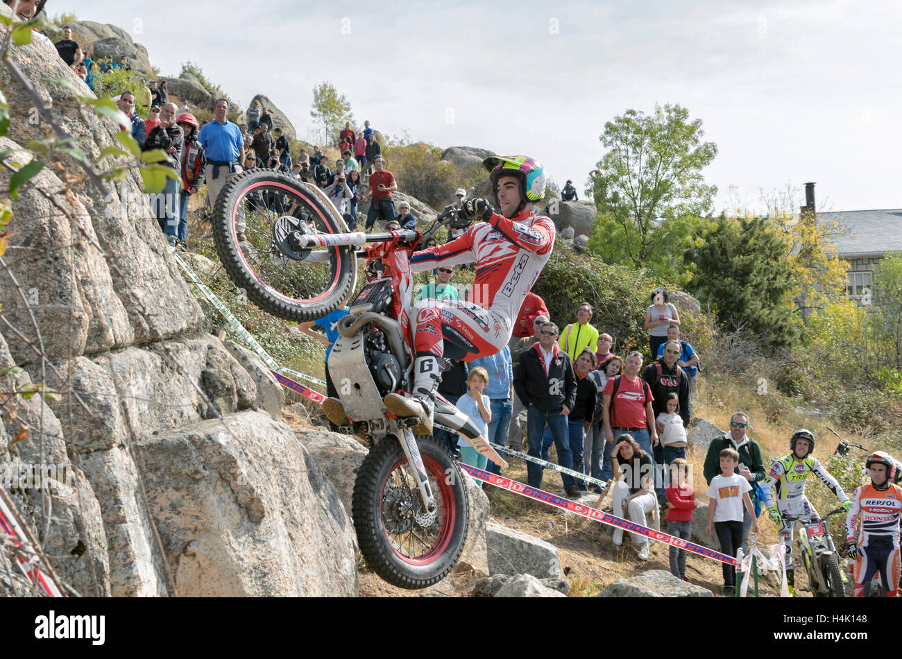Valdemanco, Spanien 16. Oktober 2016: Motorradfahren. Trial Rennen. Spanien-Meisterschaft. Jorge Casales überholen ein Hindernis über Granitfelsen, in Valdemanco, am 16. Oktober 2016. Bildnachweis: Russet Apfel/Alamy Live News Stockfoto