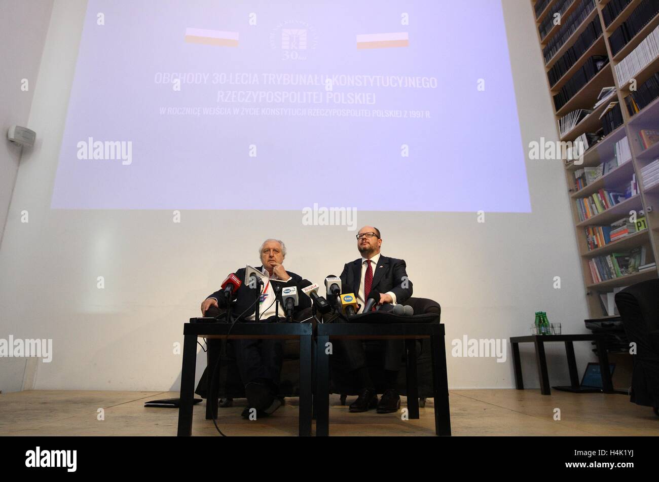 Danzig, Polen 17. Oktober 2016 polnische Verfassungsgericht Präsident Andrzej Rzeplinski (L) und Mayor of Gdansk Pawel Adamowicz (R) Pressekonferenz vor dem 30. Jahrestag des Verfassungsgerichts in Polen Celebartions in Danzig. Bildnachweis: Michal Fludra/Alamy Live-Nachrichten Stockfoto