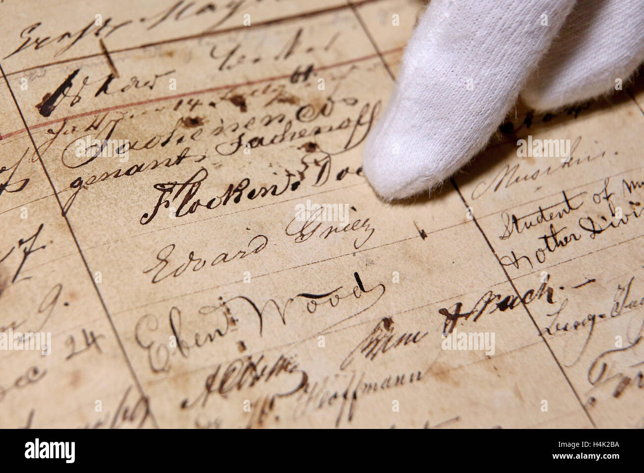 Bernd Weinkauf, Historiker, präsentiert eine historische Gästebuch aus der traditionellen "Auerbachs Keller" Hall in Leipzig, Deutschland, 17. Oktober 2016. Die Band stammt aus dem Jahre 1859 bis 1866 enthält die Einträge der zahlreichen Gäste. Die Einträge wurden "Dutzende von Bismarck, mehrere von Goethe und von Napoleon III.," sagt der Haus-Historiker, "Denken Sie daran, die Alkohol beteiligt war!". Es gibt Unterschrift des Komponisten Edvard Grieg die Weinkauf übernimmt, um authentisch zu sein. Das Gästebuch seit zwei Jahrzehnten verschwunden, aber jetzt erschien in einer Druckerei in Nordrhein-Westfalen. Stockfoto