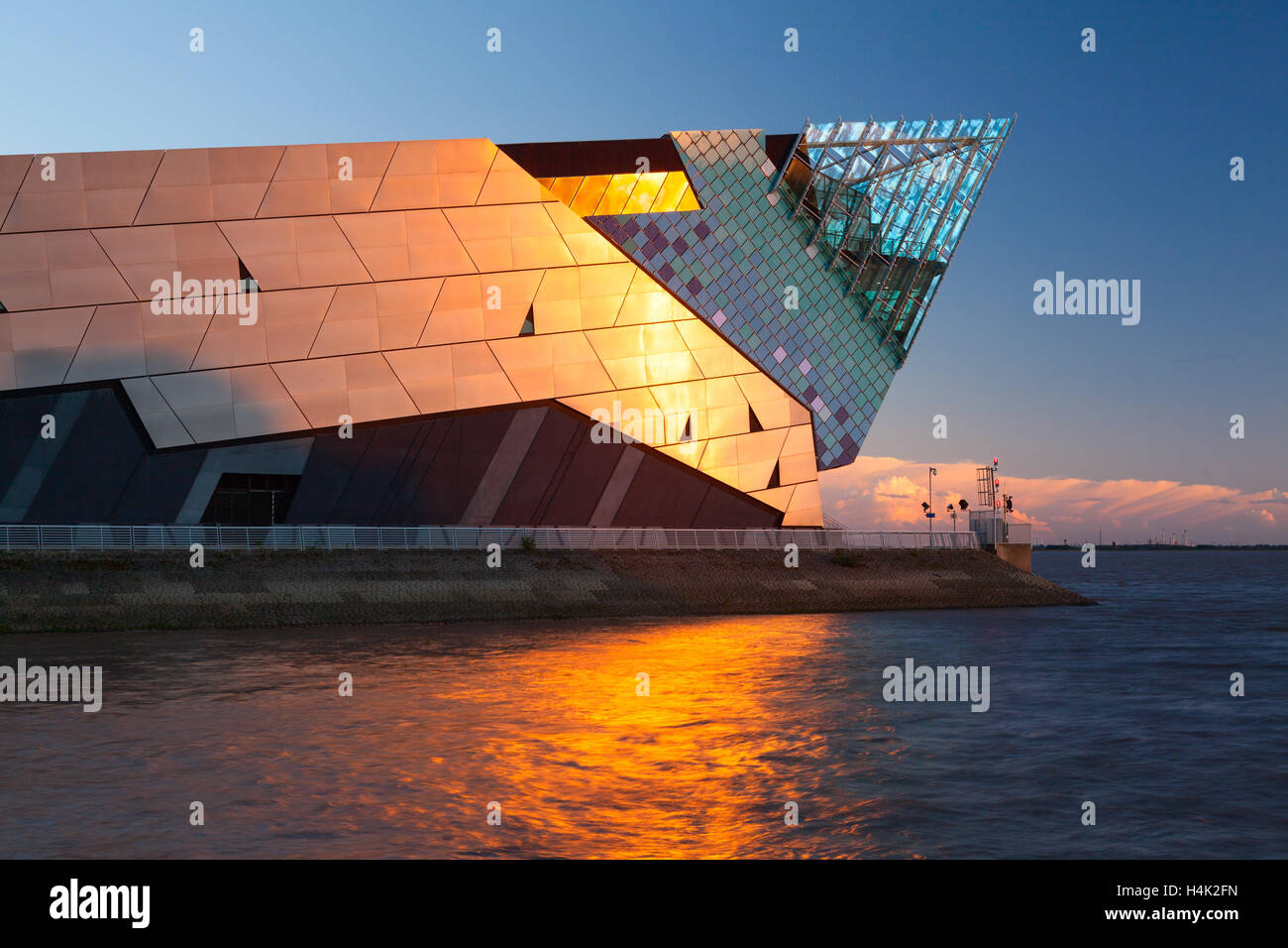 Kingston-upon-Hull (Rumpf), East Yorkshire, UK. 16. Oktober 2016. Die untergehende Sonne spiegelt sich auf The Deep, einem preisgekrönten Aquarium mit Blick auf den Fluss Humber. Bildnachweis: LEE BEEL/Alamy Live-Nachrichten Stockfoto