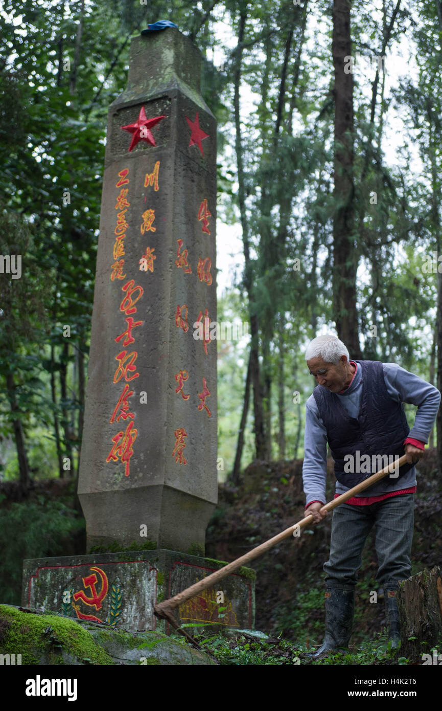 (161017) - CHENGDU, 17. Oktober 2016 (Xinhua)--Nie Zhengyuan Unkraut auf einem roten Armee Märtyrer Friedhof in Xiaokou Dorf von Washi Township in Tongjiang County, Südwest-China's Sichuan Provinz auf 14. Oktober 2016. Dorfbewohner Nie Zhengyuan Familie pflegt die Märtyrer Friedhof 'Hongjunping', die letzte Ruhestätte von mehr als 3.000 Soldaten der Roten Armee, seit mehr als 82 Jahren. Die Rote Armee, der Vorläufer von der Volksrepublik Volksbefreiungsarmee (PLA), durchgeführt von Oktober 1934 bis Oktober 1936 eine gewagte militärische Manöver, die den Grundstein für den späteren Sieg der kommunistischen Partei Chinas Stockfoto