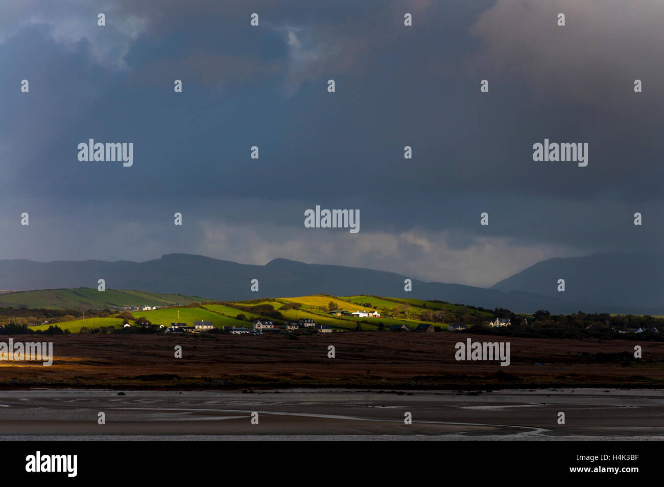 Ardara, County Donegal, Irland Wetter. 17. Oktober 2016. Sonnenschein beleuchtet einen kleinen Bereich der Landschaft während eines kräftigen Schauern. Bildnachweis: Richard Wayman/Alamy Live-Nachrichten Stockfoto