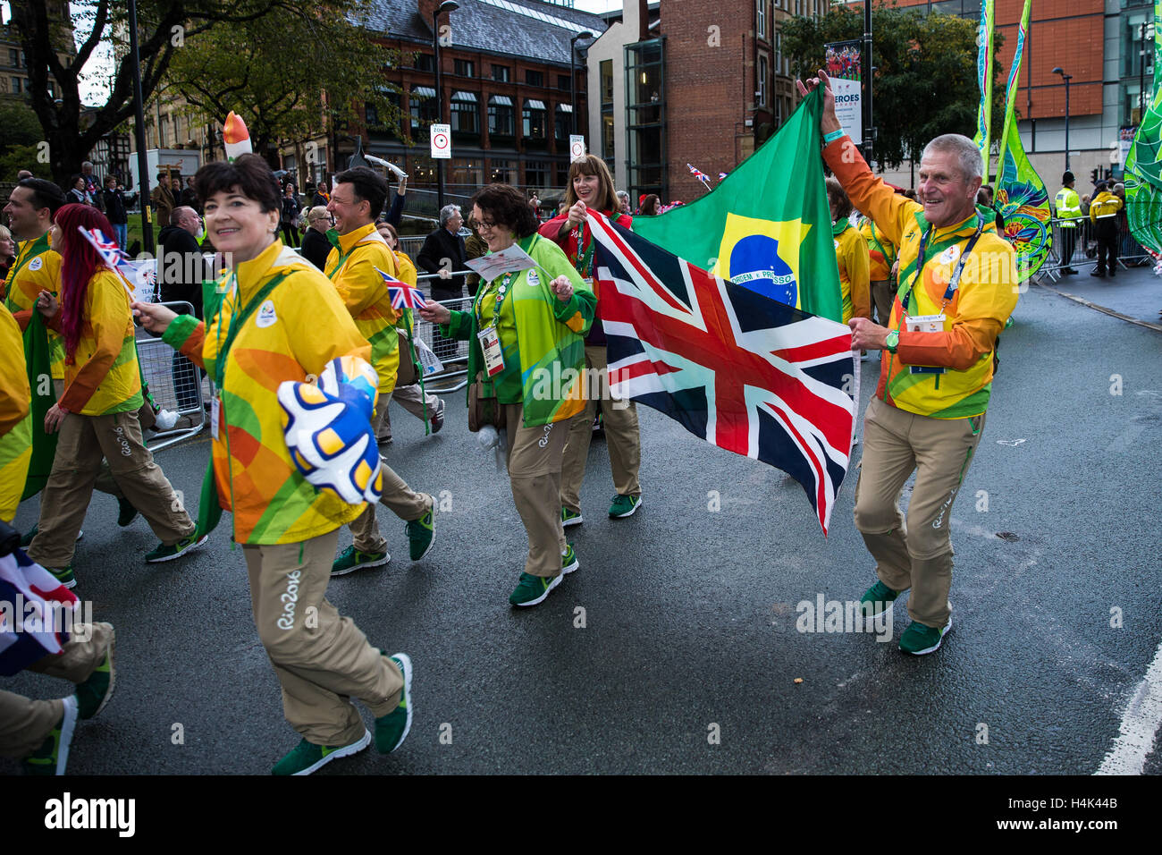 Manchester, UK. 17. Oktober 2016. Manchester-Team GB Helden kehren zurück. Gamesmakers wehende Fahnen. Bildnachweis: Aktion Plus Sport/Alamy Live-Nachrichten Stockfoto