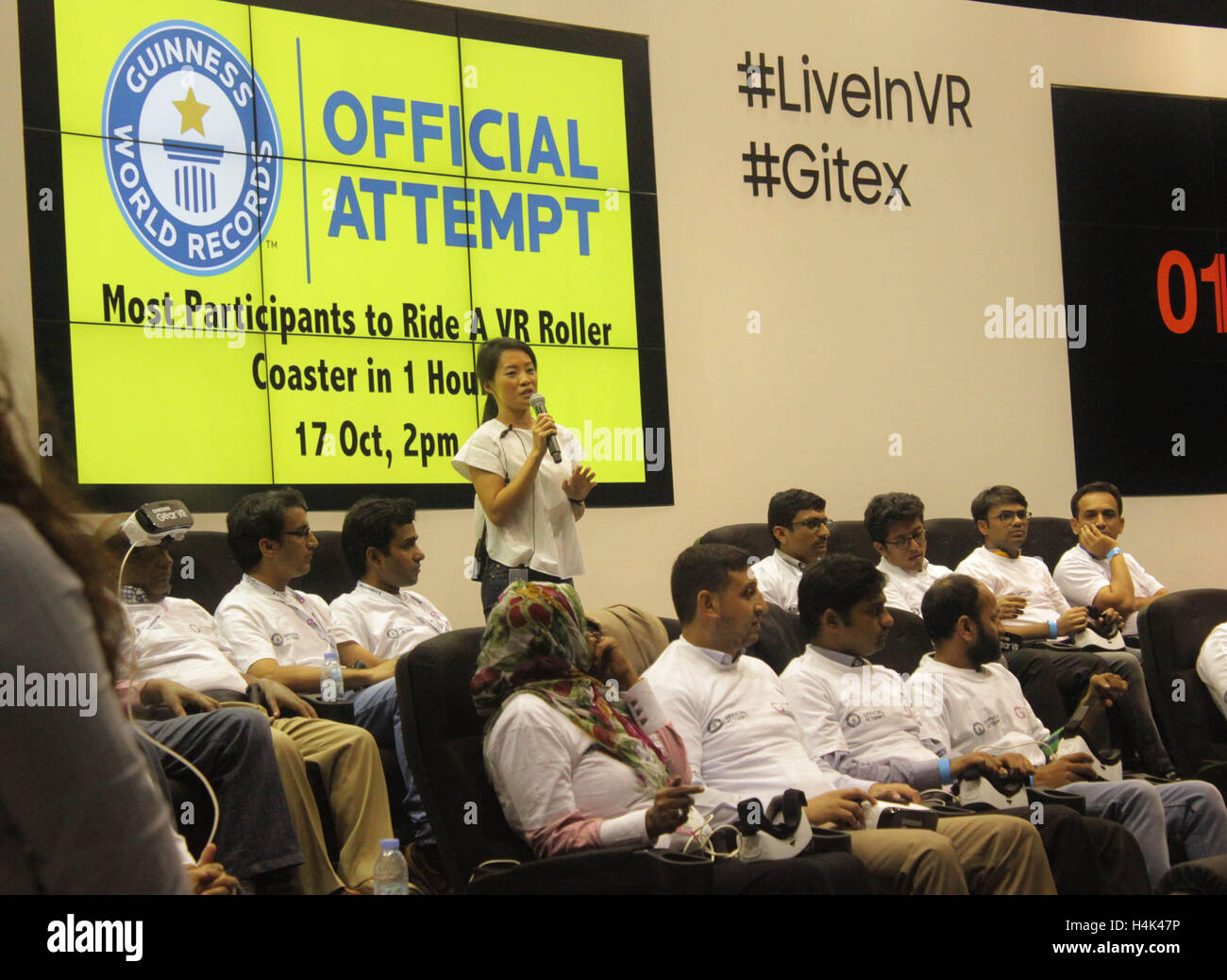Dubai World Trade Centre, Dubai Vereinigte Arabische Emirate. 17. Oktober 2016. Das Dubai World Trade Centre erreicht erfolgreich heute einen Guinness-Weltrekord für die meisten Teilnehmer in einer Stunde auf der GITEX Technology Week in einer virtual-Reality-Achterbahn fahren, putting Dubai auf der Karte als eine globale Drehscheibe für VR-Innovation und verdienen einen Platz in den Geschichtsbüchern. Bildnachweis: Robert Oswald Alfiler/Alamy Live-Nachrichten Stockfoto