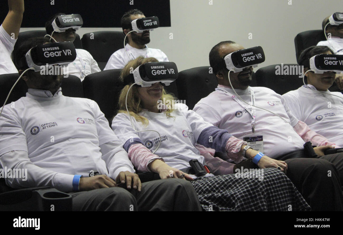 Dubai World Trade Centre, Dubai Vereinigte Arabische Emirate. 17. Oktober 2016. "Auf der GITEX Technology Week zeigt präsentiert die neuesten Innovationen der virtuellen Realität und brechen Weltrekorde wie die Show ist eine Plattform für ernste Angelegenheit und serious Fun" sagte Trixie LohMirmand, Senior Vice President für Ausstellungen und Events Management an der Dubai World Trade Centre. Erleben Sie AR und VR-Innovationen auf der GITEX Technology Week läuft vom 16.-20. Oktober 2016 im Dubai World Trade Centre. Besuchen Sie www.gitex.com für weitere Informationen. Bildnachweis: Robert Oswald Alfiler/Alamy Live-Nachrichten Stockfoto