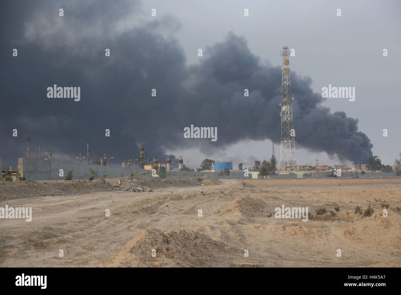 Qayyarah. 17. Oktober 2016. Foto aufgenommen am 17. Oktober 2016 zeigt den schweren Rauch steigt aus Ölquellen, die von den militanten islamischen Staat in Qayyarah, Mosul, Irak zerstört wurden. Der irakische Ministerpräsident Haider al-Abadi kündigte Montag früh den Beginn eine Großoffensive, die zweitgrößte irakische Stadt Mosul aus der Gruppe islamischer Staat (IS) zu wiederholen. Bildnachweis: Liu Wanli/Xinhua/Alamy Live-Nachrichten Stockfoto
