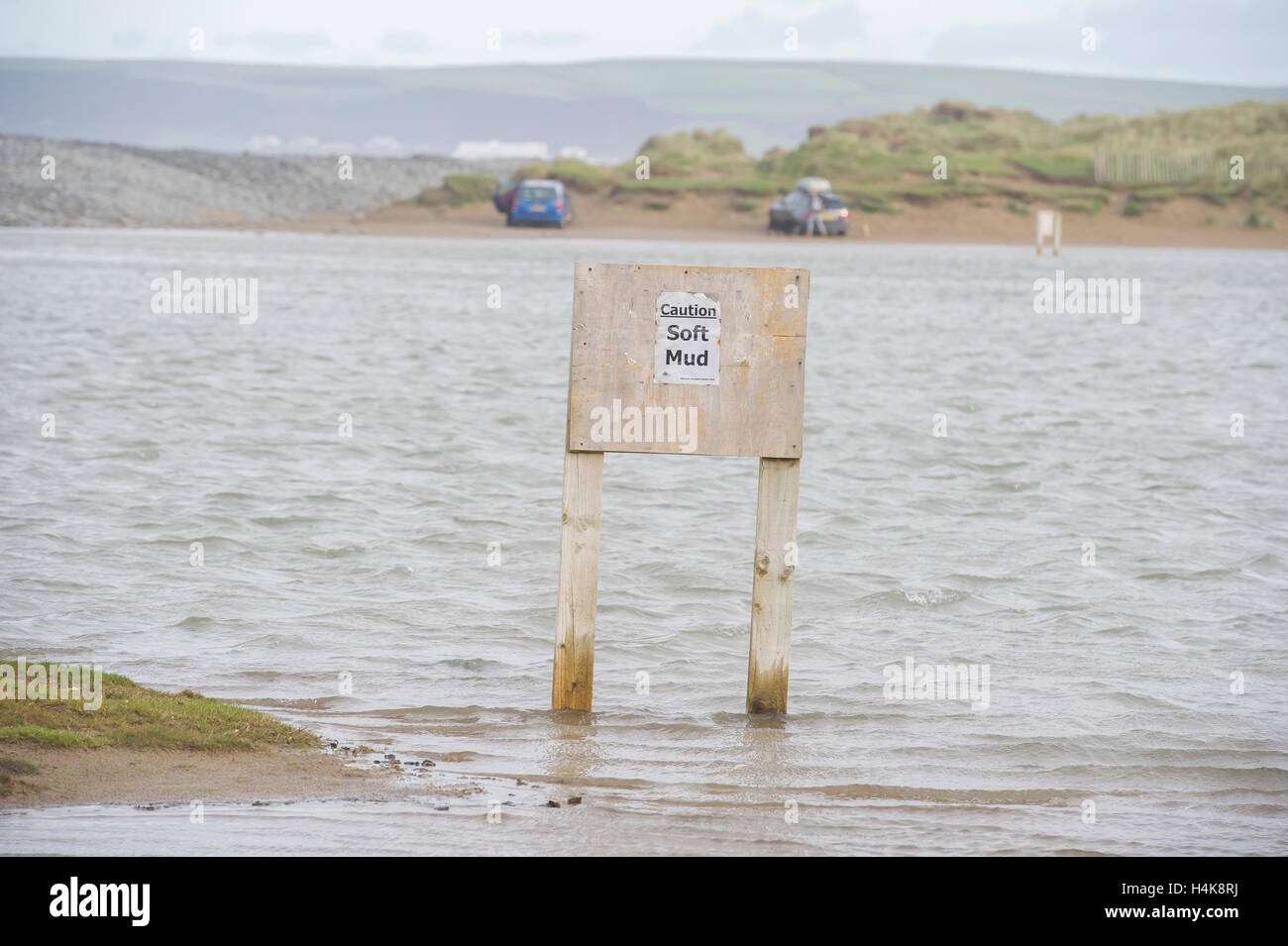Westward Ho!, Devon, UK. 18. Oktober 2016. Bild eines versumpft Zeichens in einer überfluteten Parkplatz in der Nähe von Westward Ho!, in Devon, UK Credit: Kerl Harrop/Alamy Live News Stockfoto