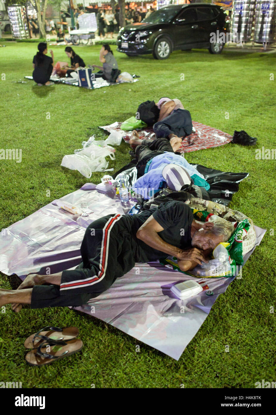 Bangkok, Thailand. 17. Oktober 2016. Thais schlafen auf Sanam Luang neben den Grande Palast nach der Körper von König Bhumibol Adulyadej zum Grand Palace in Bangkok, Thailand angekommen. Thailands König Bhumibol Adulyadej, der weltweit am längsten regierende Monarch, starb im Alter von 88 in Bangkoks Siriraj Krankenhaus nach seiner 70-Jahr-Herrschaft. Menschen sind in ganz Thailand die Ehre der siamesische König von angekommen. Bildnachweis: PixelPro/Alamy Live-Nachrichten Stockfoto