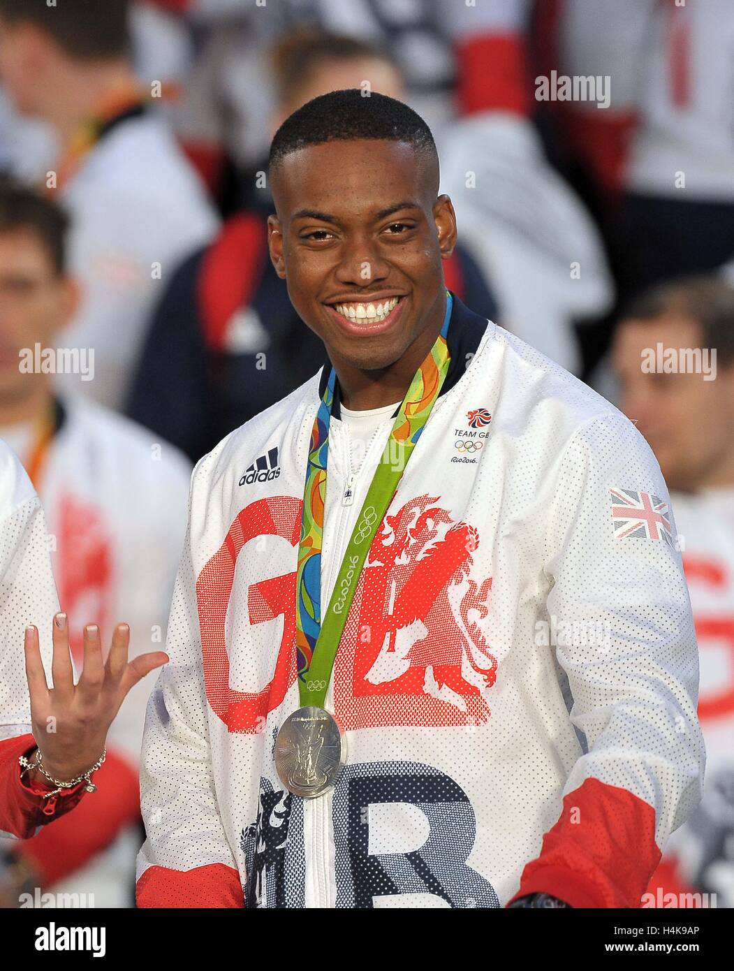 Manchester, UK. 17. Oktober 2016. Muhammad Lutalo lächelt. TeamGB und ParalympicsGB Helden Homecoming Parade nach ihrem Erfolg bei den Olympischen Spielen 2016 in Rio. Albert Square. Manchester. Bildnachweis: Sport In Bilder/Alamy Live-Nachrichten Stockfoto