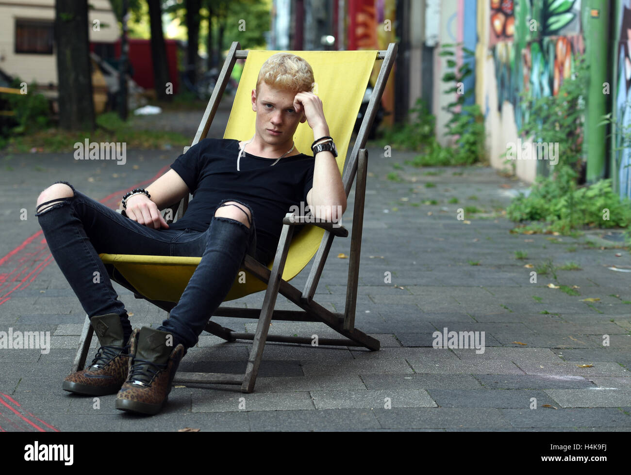 Exklusiv: Der Künstler Leon Loewentraut stellt bei einem Foto-shooting in Düsseldorf (Nordrhein-Westfalen), Deutschland, am 20. August 2015. Die 17 jährige Schülerin aus Kaarst, in der Nähe von Düsseldorf, ist der neue Shootingstar der Kunstszene. Foto: Horst Ossinger/Dpa | Nutzung weltweit/Picture alliance Stockfoto