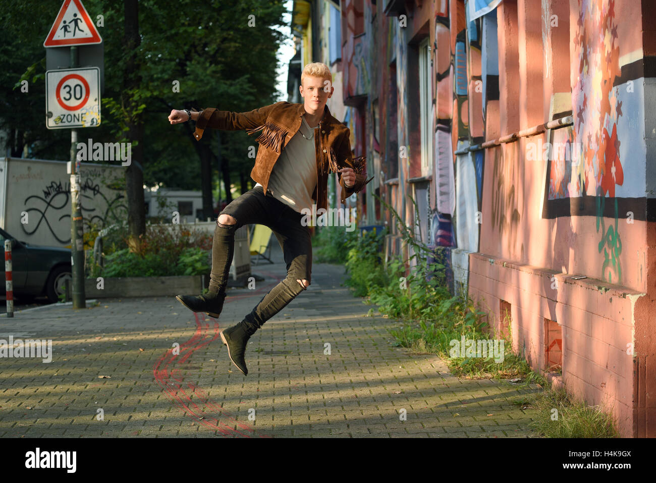 Exklusiv: Der Künstler Leon Loewentraut stellt bei einem Foto-shooting in Düsseldorf (Nordrhein-Westfalen), Deutschland, am 20. August 2015. Die 17 jährige Schülerin aus Kaarst, in der Nähe von Düsseldorf, ist der neue Shootingstar der Kunstszene. Foto: Horst Ossinger/Dpa | Nutzung weltweit/Picture alliance Stockfoto