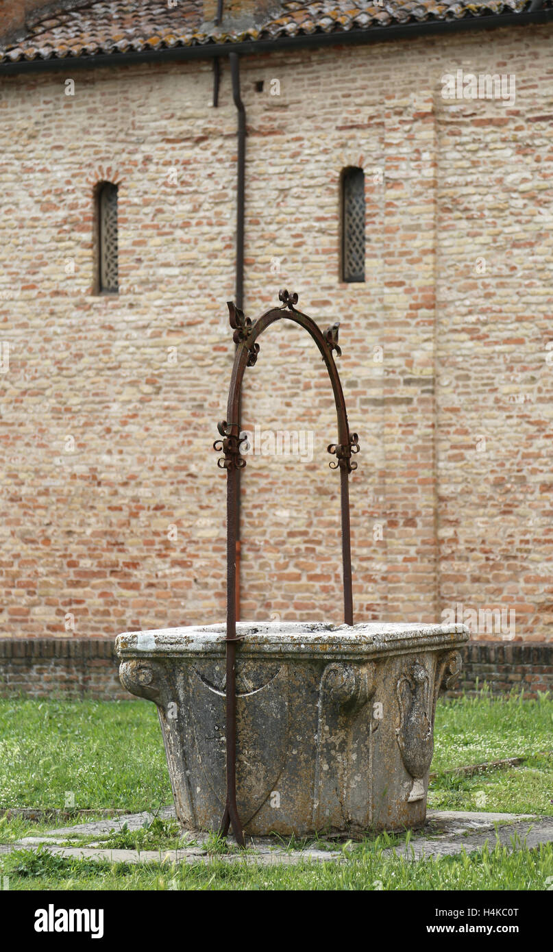 Alter Brunnen zum Sammeln von Regenwasser im Kreuzgang des historischen Abtei von Pomposa in Mittelitalien Stockfoto