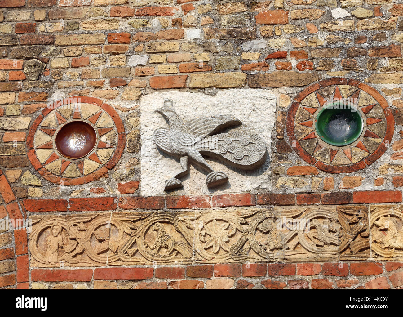 Skulptur-Details an der Fassade von Pomposa Abbey in Mittelitalien Stockfoto