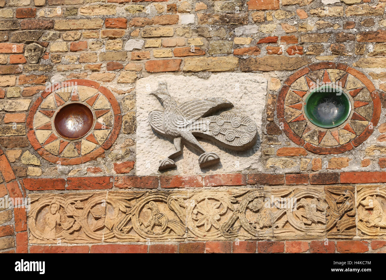 Skulptur-Details an der Fassade von Pomposa Abbey in Italien Stockfoto