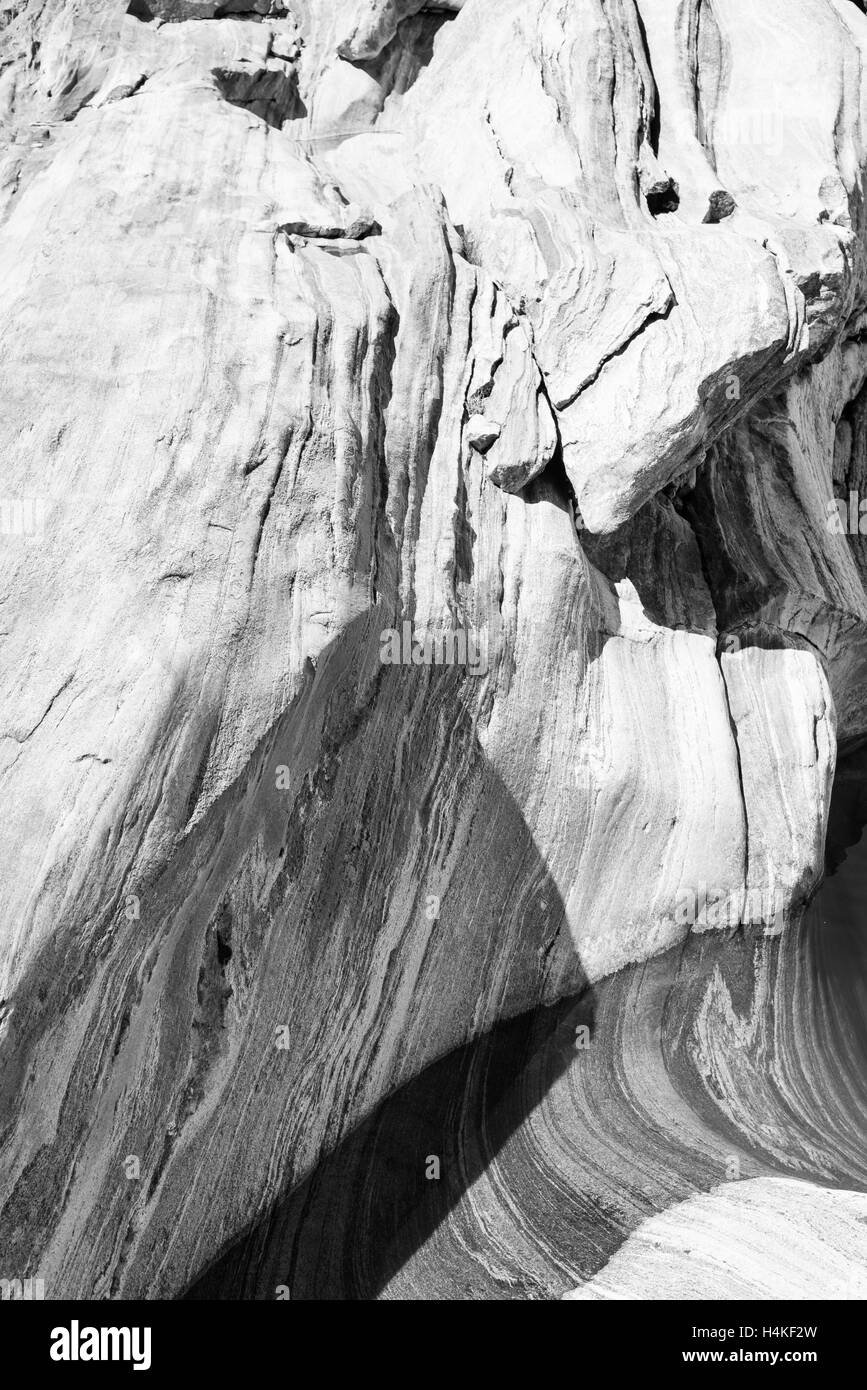 Grafische schwarz-weiß Blick auf das Val Verzasca Felsen, Switerland. Stockfoto