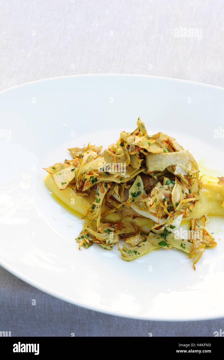 St. Petersfisch mit Artischocken im Restaurant des Hotel de Russie in ...