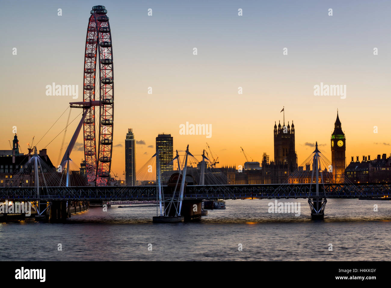 Großbritannien, England, London, Big Ben mit Hungerford Bridge Sonnenuntergang Stockfoto