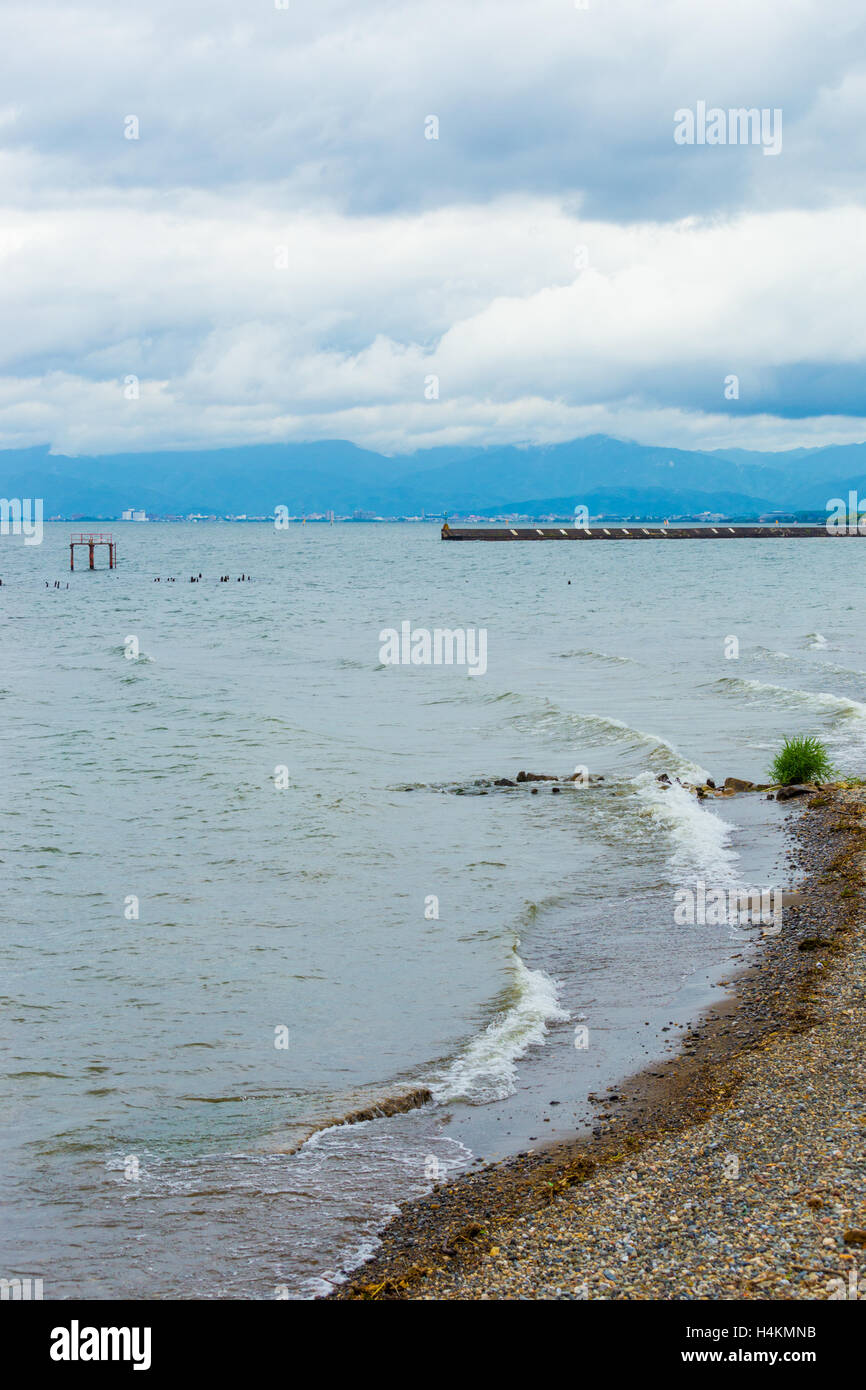 Bewölkt, stürmischen Wetter über Biwa-See entlang den Ufern von Hikone, Japan. Vertikal Stockfoto