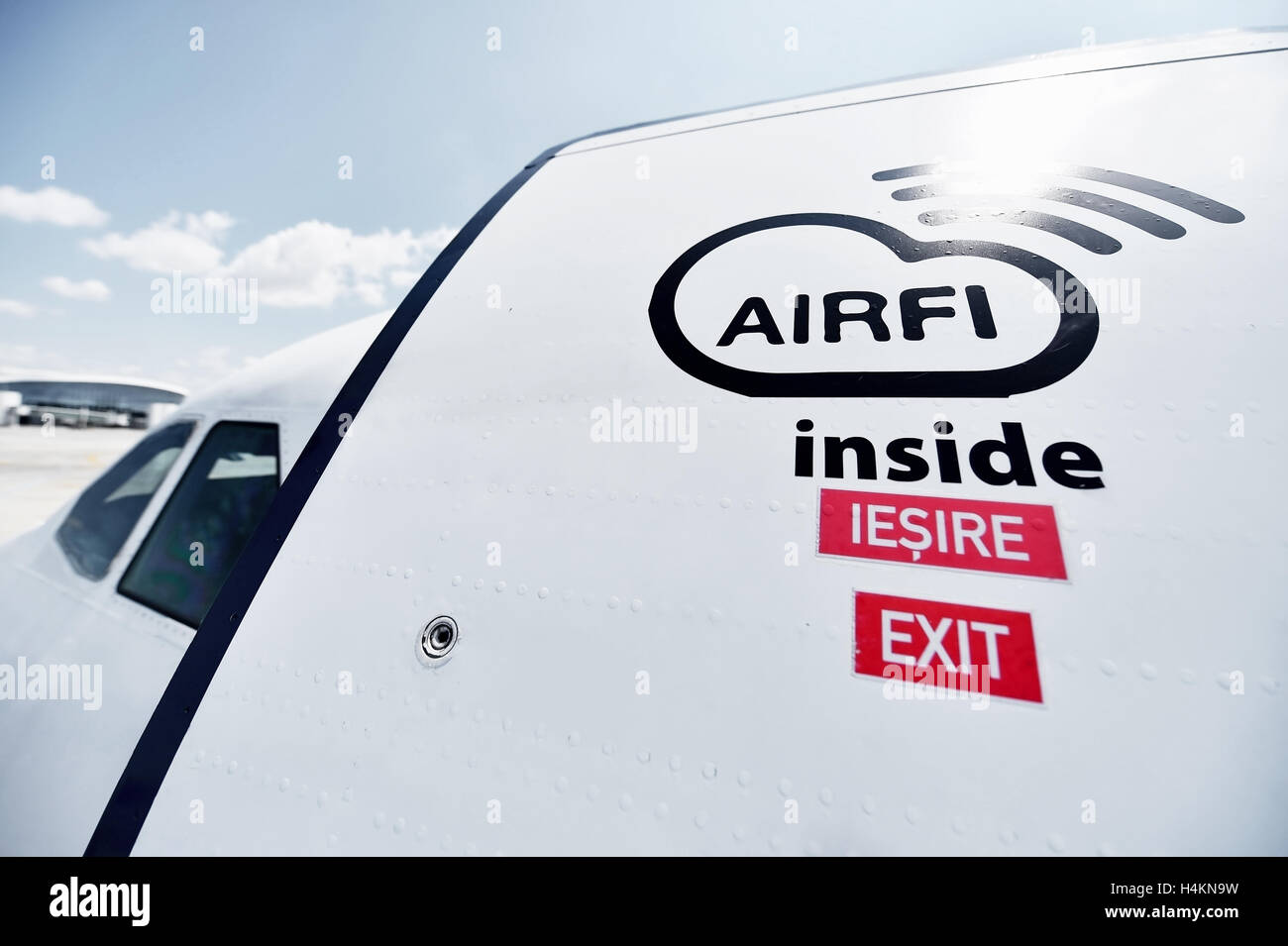 Airfi System Zeichen, die Wifi-Lösung für Flugzeuge, ist eingeprägt Flugzeug Tür gesehen. Stockfoto