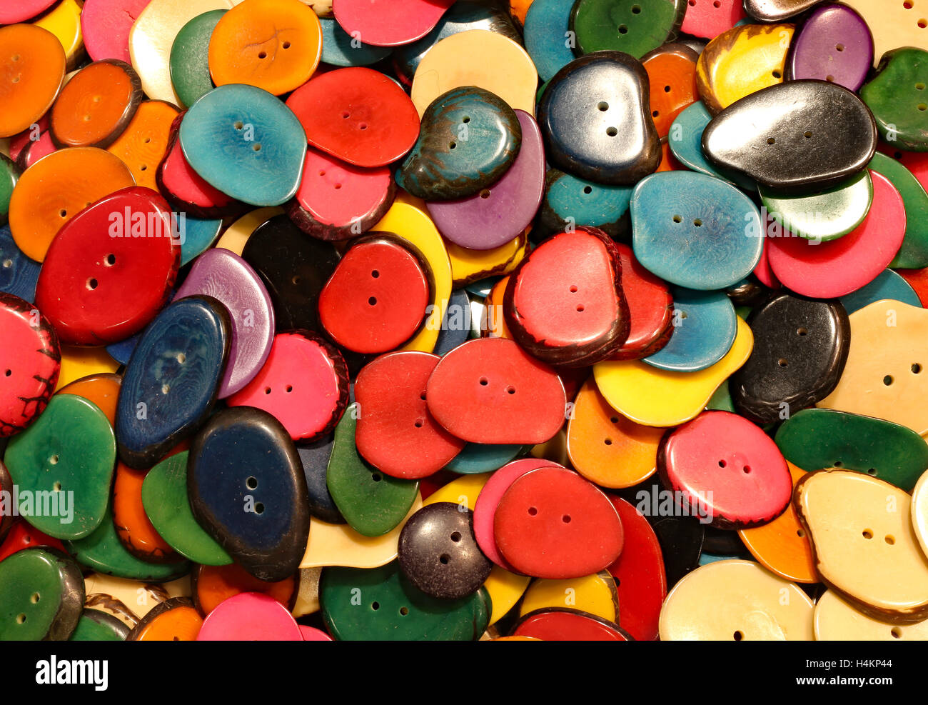 Hintergrund bunte Tasten, die mit Palmen Samen getrocknet für den Vertrieb in den ethnischen shop Stockfoto