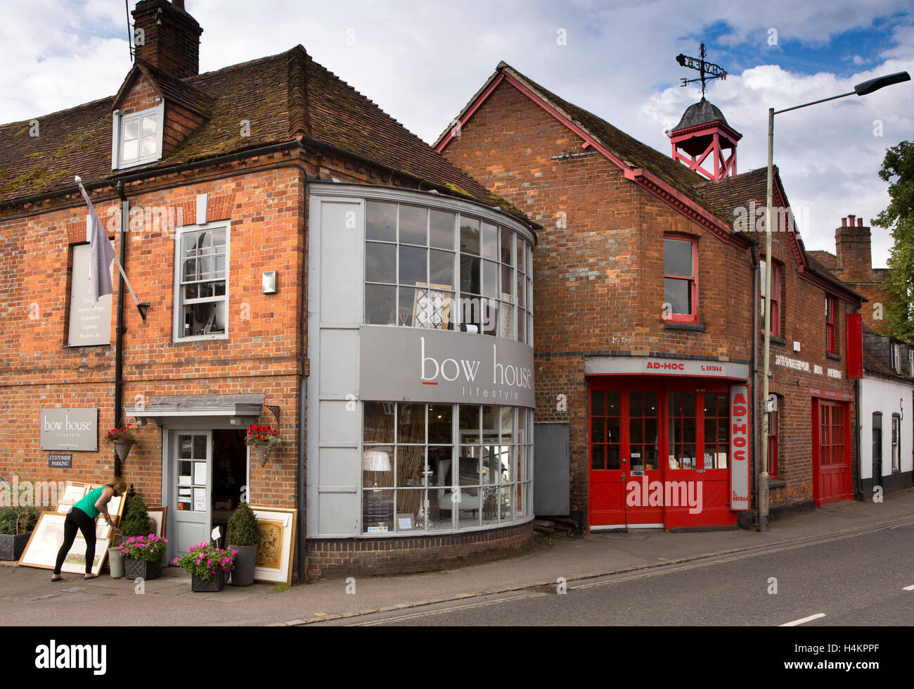England, Berkshire, Hungerford, Charnham Street, Bow House und Ad-hoc-Geschäft im ehemaligen Feuerwehrhaus Stockfoto
