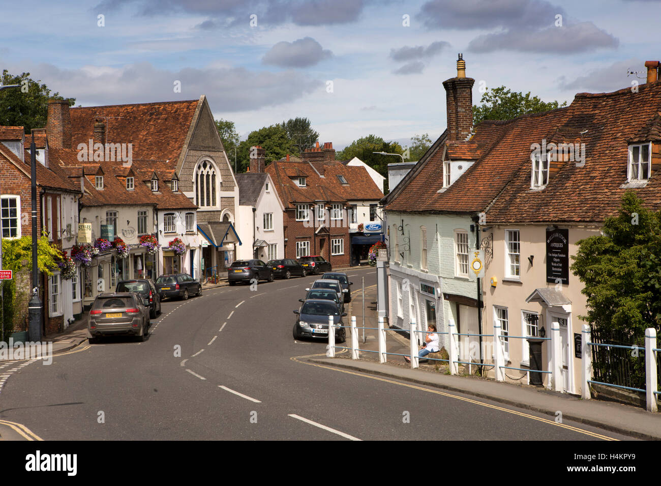England, Berkshire, Hungerford, Bridge Street, Geschäften und Evangelisch-methodistische Kirche Stockfoto